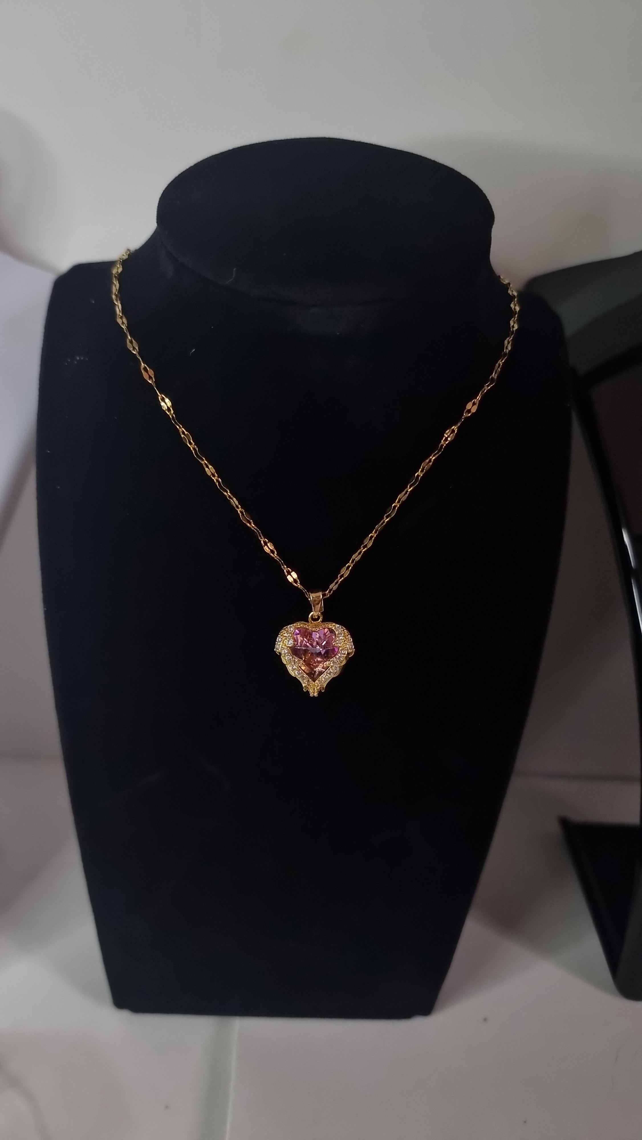 Strălucirea Ametistului – Lănțișor Auriu pentru Femei | Goldenera